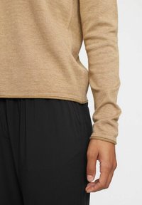 Soft Rebels O-NECK ROLL EDGE - Neule -   tigers eye melange