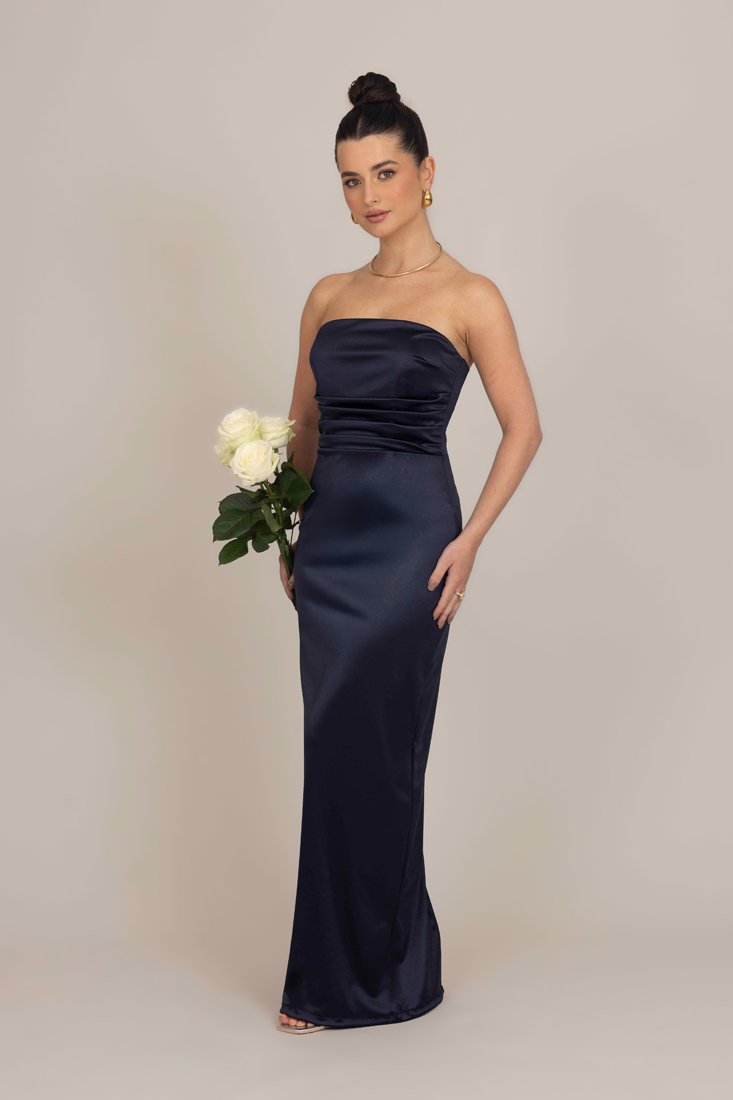 Αμπιγιέ νυχτικό νάυ μπλε από σατέν χωρίς straps με στενή σχεδίαση, λείο υλικό και διακριτική σύσπαση στη μέση; συνδυασμένο με λευκά τριαντάφυλλα.