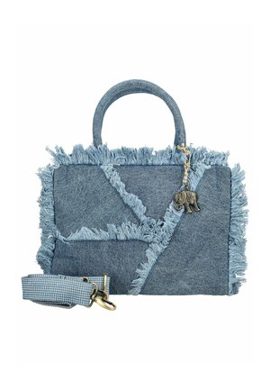 Sac à main en denim avec bords frangés, poignées supérieures, bandoulière tissée amovible et un petit pendentif éléphant en métal attaché près de la poignée.