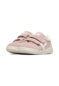 Sneakers in suede rosa con due cinturini in Velcro, dettagli bianchi, punta arrotondata e suola in gomma testurizzata. Design minimalista con dettagli di cucitura.