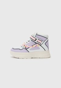 Wysokie sneakersy w kolorze lawendowym i białym z czarnymi akcentami. Posiadają dekoracyjny pasek, wstążkowe detale oraz teksturowane ozdoby w kształcie kwiatów.