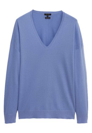 Jasnoniebieski sweter z długim rękawem, dekoltem w szpic oraz prążkowanymi ściągaczami na mankietach i dole, przedstawiony na białym tle.