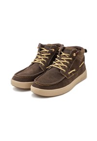 Botines de ante marrón con cordones beige, costuras en contraste y punta redondeada. Cuenta con un cuello acolchado y suela de goma.