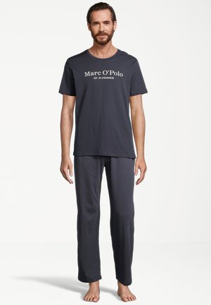 Dunkelgraues Schlafanzugset mit einem kurzärmeligen T-Shirt mit weißem "Marc O'Polo"-Schriftzug und passenden langen Hosen aus weichem Stoff.