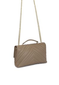 Borsa a tracolla in pelle trapuntata beige con catena dorata e manico superiore. Presenta un motivo a zigzag e una texture liscia.