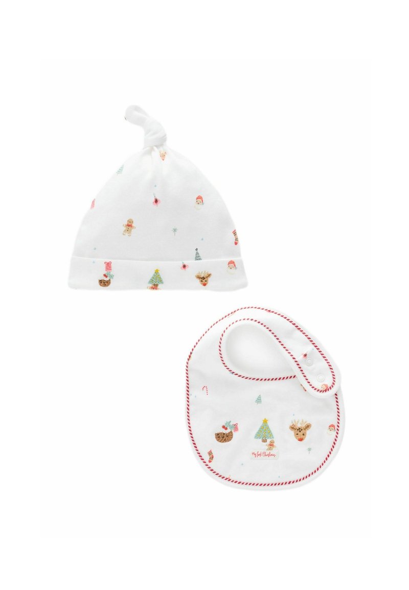 Bela bombažna kapa in set slinčka z prazničnimi motivi, vključno z drevesci, Božičkom in ingverbreadom. Slinček obrobljen z rdeče-bež črtastim robom.