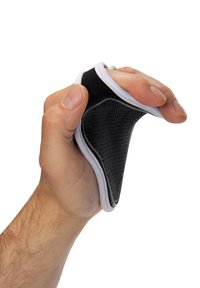 Zwarte, gestructureerde grippad met een witte rand, die in een hand wordt samengeknepen. Het flexibele ontwerp past zich aan de vingers aan voor verbeterde bruikbaarheid.