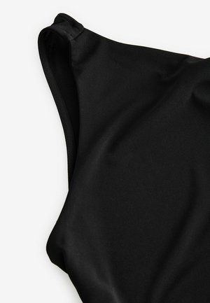 Costume da bagno nero caratterizzato da un tessuto liscio e elastico con un design elegante e larghe spalline, che mette in risalto una leggera drappeggio intorno all'scollatura.