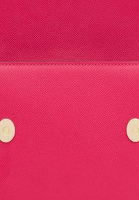 Bolso de cuero fucsia con un acabado texturizado. Presenta dos broches en tono dorado y costuras visibles a lo largo de los bordes.