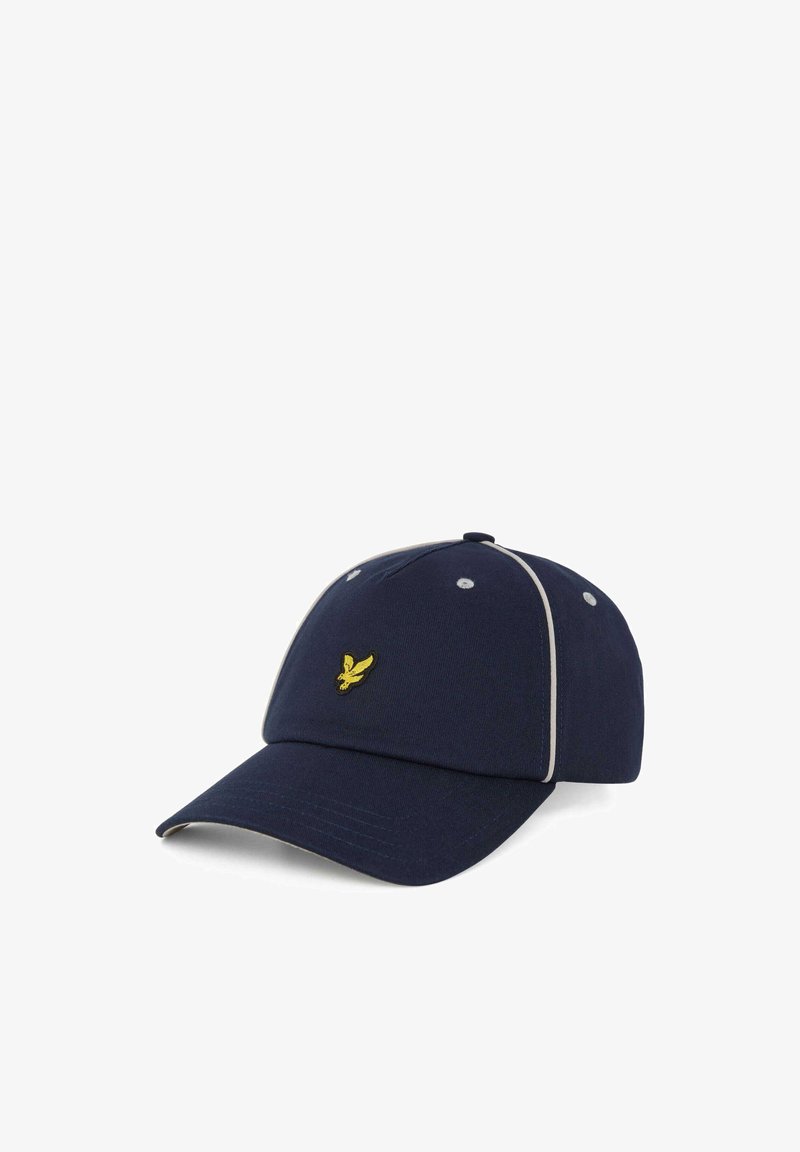 Casquette de baseball bleu marine avec passepoil blanc, six trous de ventilation, visière incurvée et petit logo d'oiseau jaune sur le panneau avant.