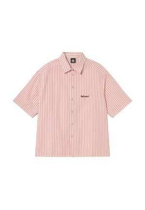 Πουκάμισο με κουμπιά και κοντό μανίκι, ροζ και λευκές κάθετες ρίγες και μικρό μαύρο κεντημένο κείμενο στο αριστερό στήθος.