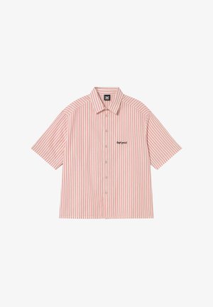 Πουκάμισο με κουμπιά και κοντό μανίκι, ροζ και λευκές κάθετες ρίγες και μικρό μαύρο κεντημένο κείμενο στο αριστερό στήθος.