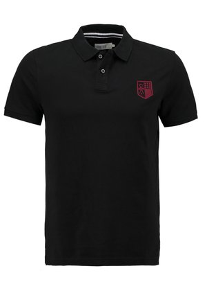 Polo nero in cotone, con colletto a tre bottoni e stemma ricamato rosso sul lato sinistro del petto. Maniche corte.