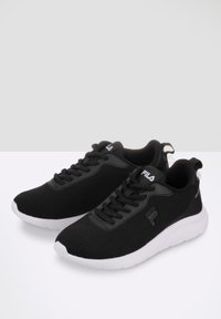 Czarne siatkowe sneakersy z teksturowaną cholewką, białą podeszwą i czarnymi akcentami. Posiadają logo na języku oraz pętelkę na pięcie.