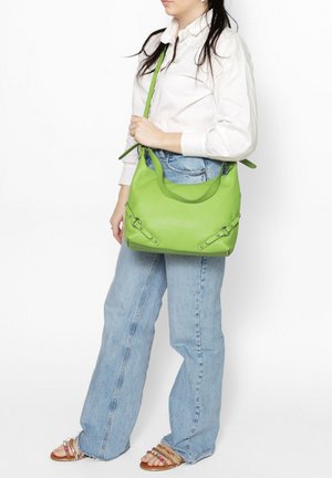 Borsa a spalla in pelle verde con una texture morbida, caratterizzata da hardware decorativo sui lati e una singola tracolla regolabile.