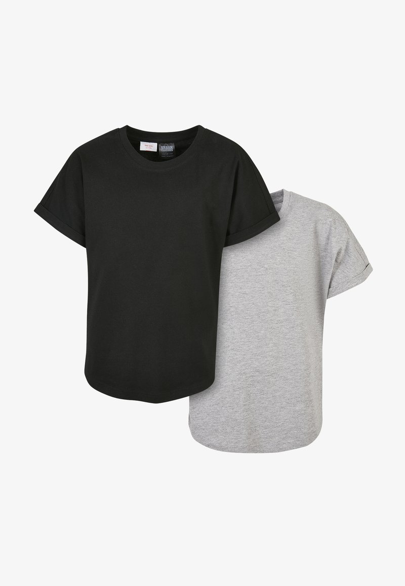 Juodos ir pilkos trumpomis rankovėmis marškiniai, pagaminti iš švelnaus medvilnės. Juodasis marškinys turi apvalią apykaklę; pilkasis marškinys turi šiek tiek lenktą apatinę dalį.