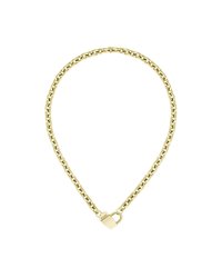 Collar de cadena de oro con eslabones ovalados entrelazados, con un detalle distintivo de cierre en forma de candado en forma de corazón. Textura suave, acabado pulido.