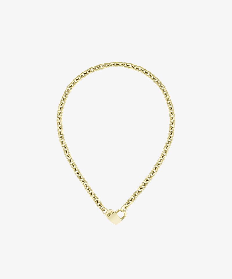 Collar de cadena de oro con eslabones ovalados entrelazados, con un detalle distintivo de cierre en forma de candado en forma de corazón. Textura suave, acabado pulido.