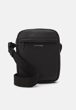 Borsa a tracolla rettangolare nera in pelle texturizzata, con tasca frontale con zip, tracolla regolabile e logo impresso.