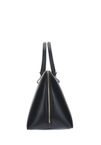 Borsa triangolare in pelle nera con zip dorata, due manici superiori e superficie liscia. Presenta un design minimalista e una forma strutturata.