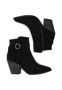 Czarne zamszowe botki za kostkę z ostro zakończonym noskiem, wygiętym obcasem w kształcie bloku, bocznym zamkiem błyskawicznym oraz złotym pierścionkiem na pasku. Gładka tekstura.