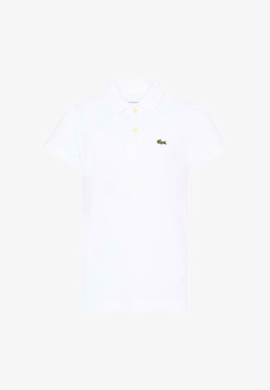 Witte polo met korte mouwen, kraag, twee knopen en een klein groen krokodillenlogo op de linkerborst.