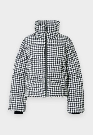 Kort puffjakke med sort-hvitt hundetannsmønster, høy krage, frontglidelås og ribbestrikkede mansjetter for ekstra varme.