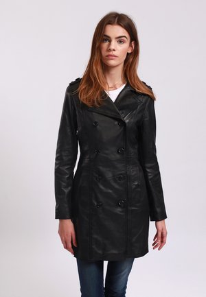 Schwarzer Leder-Trenchcoat mit doppelter Knopfleiste, taillierter Passform und scharfem Kragen. Glatte Textur mit sichtbaren Nahtdetails.