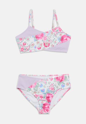 Zweiteiliges Bikini-Set mit Blumenmuster in Pink, Lila und Grün. Das Oberteil hat dünne Träger, und die Hose weist ein passendes Blumenmuster auf.