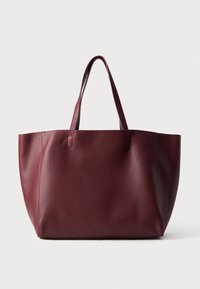 Grande bolsa tote bordô feita de couro texturizado, apresentando duas alças robustas e um design de topo aberto para fácil acesso.