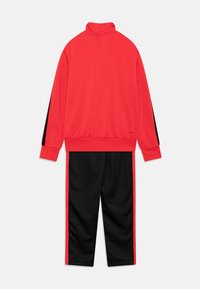 Rote Trainingsjacke mit hohem Kragen, langen Ärmeln und schwarzen Akzenten; passende schwarze Hose mit roten Seitenstreifen; glattes Material.
