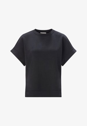 Crna majica kratkih rukava od glatkog materijala, s okruglim izrezom, opuštenog kroja i širokim manžetama. Nema vidljivih uzoraka ili akcenta.