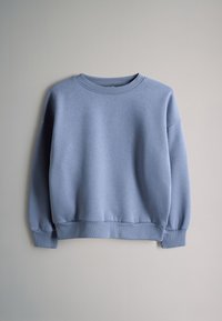 Sweat-shirt bleu clair à col rond avec manches longues et poignets et ourlet côtelés, présenté à plat sur un fond neutre.