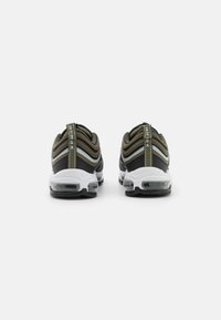 Nike Air Max tenisky s horní částí z prodyšné síťoviny a kůže v tmavě zelené a černé barvě, s bílou podrážkou a viditelným vzduchovým polstrováním.