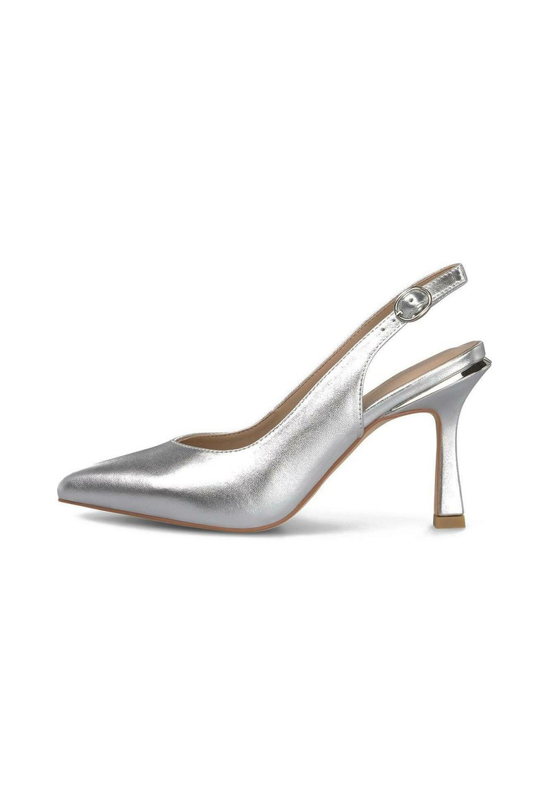 Tacón slingback de metal plateado con punta puntiaguda y tacón delgado, que presenta un cierre de hebilla en la tira del tobillo. Textura suave.