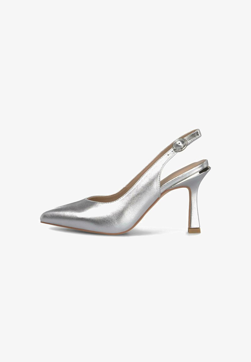 Tacón slingback de metal plateado con punta puntiaguda y tacón delgado, que presenta un cierre de hebilla en la tira del tobillo. Textura suave.