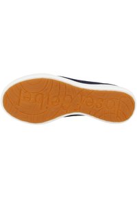 Solu boty z oranžové gumy s texturovaným vzorem, lemovaná bílým okrajem. Na spodní straně je viditelné vytisknuté logo "josef seibel".