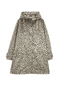 Beżowy płaszcz w czarne prążki, z zapięciem na guziki z przodu, kapturem, dwiema przednimi kieszeniami oraz długimi rękawami z guzikami przy mankietach.