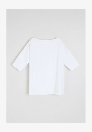 Biała, luźna bluzka z szerokim dekoltem, rękawami o długości trzech czwartej i prostym dołem. Wykonana z miękkiego, gładkiego materiału bez wzorów.