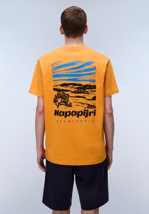Orange bomulds t-shirt med et blåt og sort landskabsdesign og teksten "Napapijri geographic" i fed skrift på ryggen.