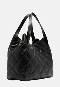 Gequilted zwarte leren tote bag met dubbele platte hengsels, gekenmerkt door een zachte textuur en ronde vorm, ontworpen voor een ruime binnenkant.