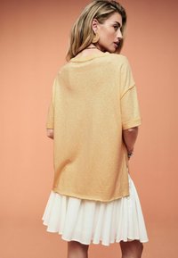 Next V-NECK LOOSE FIT - Tricou basic - yellow