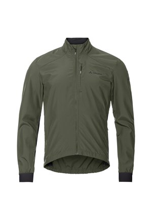 Giacca verde, leggera, con colletto alto, cerniera frontale e polsini elasticizzati. Presenta un logo scuro sul lato sinistro del petto e un design aderente.