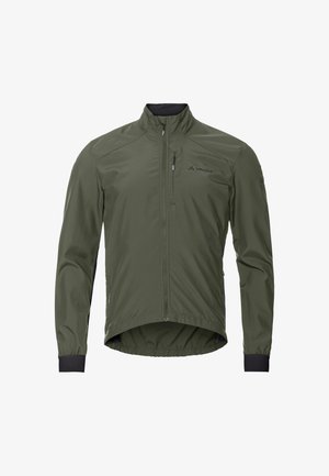 Giacca verde, leggera, con colletto alto, cerniera frontale e polsini elasticizzati. Presenta un logo scuro sul lato sinistro del petto e un design aderente.