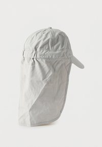 Ανοιχτό γκρι καπέλο ηλίου με ευρύ, μακρύ ύφασμα για το λαιμό. Κατασκευασμένο από ευέλικτο ύφασμα, διαθέτει καμπυλωτό γείσο και ρυθμιζόμενο πίσω λουρί για ασφαλή εφαρμογή.