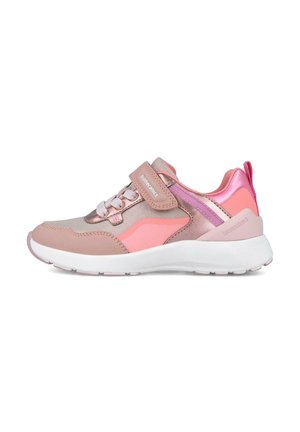 Zapatilla deportiva rosa con material suave, acentos de malla, correa ajustable y una suela blanca acolchada. Presenta un efecto de degradado sutil.
