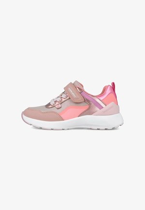 Sneaker atletica rosa realizzata in materiale liscio, con inserti in rete, cinturino regolabile e suola bianca imbottita. Presenta un effetto sfumato sottile.