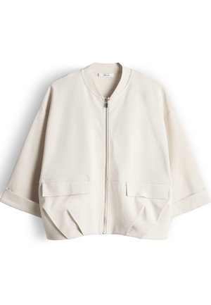 Giacca corta color crema con maniche corte e larghe, cerniera frontale e due grandi tasche con pattina su sfondo bianco.