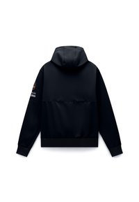 Μαύρο μπουφάν με κουκούλα, εμφανιζόμενο από πίσω, με μακριά μανίκια και στρογγυλή λογότυπη ετικέτα στον άνω αριστερό βραχίονα.