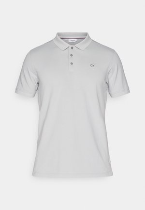Polo shirt grigio chiaro realizzato in cotone morbido, con una patta a tre bottoni, maniche corte e un piccolo logo CK sul lato sinistro del petto.